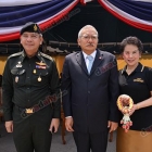 เหล่าทีมงาน-นักแสดงร่วมพิธีวางพวงมาลา ถวายสักการะพระบรมราชานุสาวรีย์ สมเด็จพระนเรศวรมหาราช