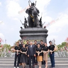 เหล่าทีมงาน-นักแสดงร่วมพิธีวางพวงมาลา ถวายสักการะพระบรมราชานุสาวรีย์ สมเด็จพระนเรศวรมหาราช