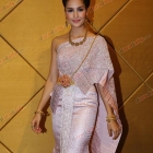เหล่าดาราชื่อดัง ร่วมเดินแฟชั่นโชว์ในชุดไทย