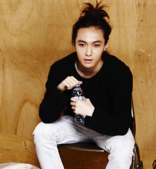 ผมมัดจุกของ Lay