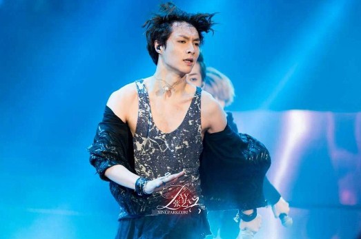 การโกนหน้าผากของ Lay