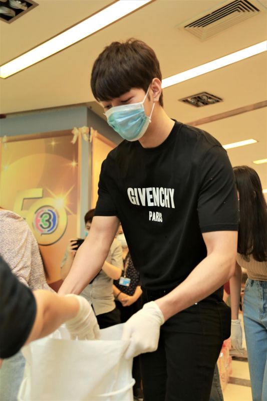 น้ำใจไม่มีหมด หน่อง อรุโณชา แพ็คถุงยังชีพ น้ำใจไม่มีหมด หน่อง อรุโณชา แพ็คถุงยังชีพ