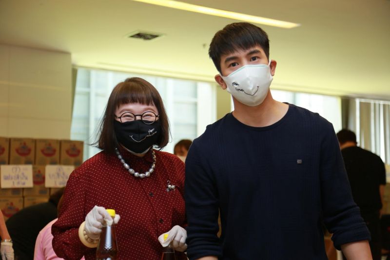 น้ำใจไม่มีหมด หน่อง อรุโณชา แพ็คถุงยังชีพ น้ำใจไม่มีหมด หน่อง อรุโณชา แพ็คถุงยังชีพ