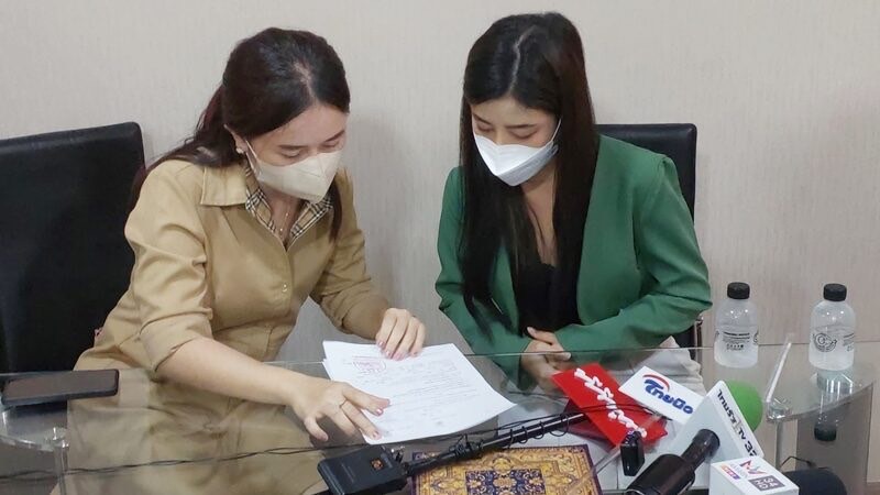 ทนายเดชา นักข่าว