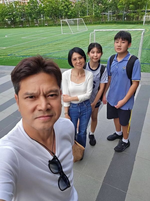 เต๋า “เต๋า สมชาย” รับบทพ่อสายซัพพอร์ต! เข้าใจ Gen Z ติ่งดารา ไม่ขอใช้อภิสิทธิ์พ่อ เรียกว่าเป็นคุณพ่อ idol สายซัพพอร์ตตัวจริงสำหรับ “เต๋า สมชาย เข็มกลัด” ที่ล่าสุดได้ออกมาเปิดใจถึงความคืบหน้าการสร้างบ้านหลังใหม่ พร้อมเผยถึงบทบาทการเป็นคุณพ่อของลูกๆ วัยรุ่น Gen Z อย่าง “สมใจ” และ “สุขใจ” ที่ชอบคู่จิ้นสายวายว่า หลังจากครอบครัวใช้ชีวิตอยู่อาศัยในบ้านหลังเล็กๆ มานานกว่า 17 ปี และนอนรวมกัน 4 คนในห้องเดียว เมื่อลูกๆ เริ่มโตขึ้น จึงอยากให้ลูกมีห้องส่วนตัวและพื้นที่ของตัวเอง อีกทั้งเมื่อมองไปในอนาคต ราคาอสังหาริมทรัพย์สูงขึ้นมาก หากเรายังมีกำลังอยู่จึงตัดสินใจสร้างตึก 3 ชั้นขึ้นมา โดยได้สถาปนิกซึ่งเป็นเพื่อนสนิทสมัยเรียนเทพศิรินทร์มาช่วยดูแลโครงสร้างและการก่อสร้างทั้งหมดให้ นอกจากเรื่องบ้าน เต๋ายังเล่าถึงการปรับตัวให้เข้ากับลูกๆ ยุค Gen Z โดยเฉพาะเรื่องที่ลูกชื่นชอบศิลปินสายวายอย่าง “เอส - วิลเลี่ยม” (LYKN) ซึ่งตนมองว่าความชอบของลูกเป็นความสุขทางใจที่ไม่ต่างจากยุคที่ตนมีแฟนคลับตามเชียร์เมื่อ 30 ปีก่อน พร้อมชมลูกๆ ว่าเป็นเด็กน่ารัก ใช้เงินเป็น รู้จักเก็บออมเงินจากเทศกาลต่างๆ มาซื้อบัตรคอนเสิร์ตหรือของที่ชอบเอง เวลาไปเที่ยวสยามก็ขอเงินพิเศษเพิ่มเพียงไม่กี่ร้อยบาท ที่สำคัญคือลูกๆ ยืนยันว่าจะไม่ขอใช้อภิสิทธิ์ความเป็นลูกของเรา ในการเข้าหาศิลปิน แต่ขอพยายามด้วยตัวเอง ซื้อบัตรเข้าชมเองทุกครั้ง
