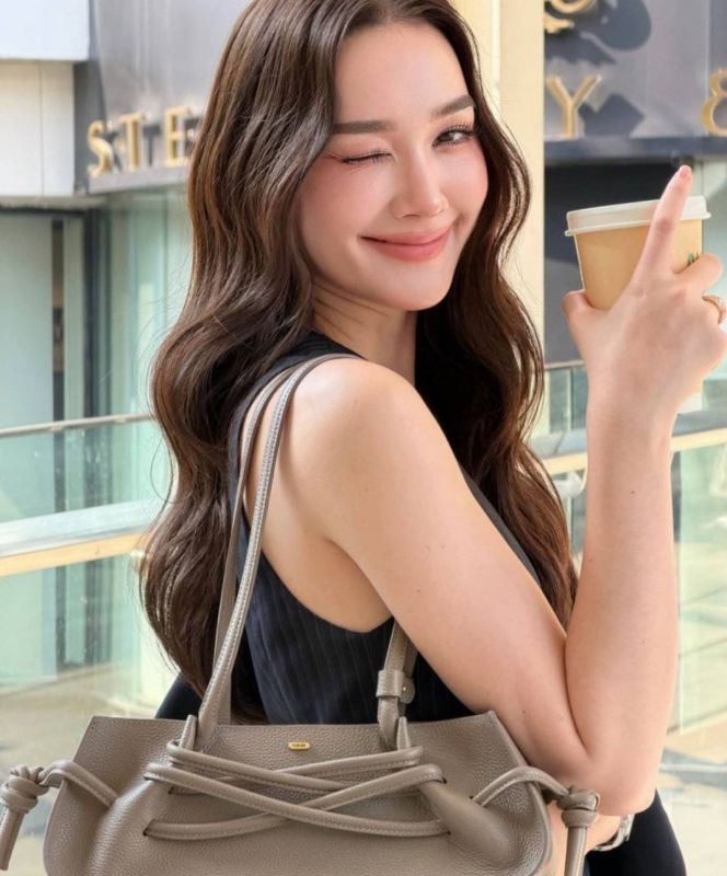 อั้ม อธิชาติ