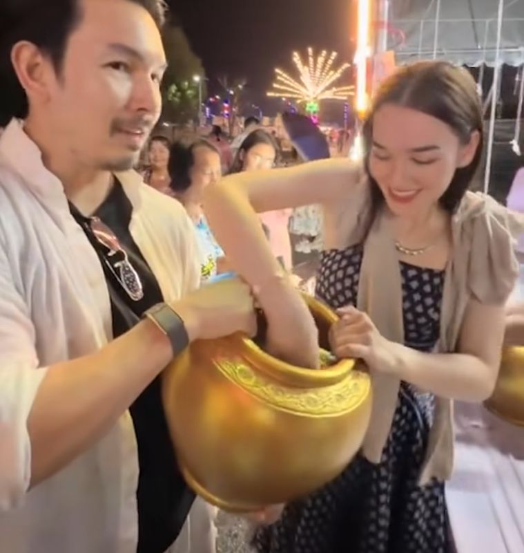 อั้ม อธิชาติ