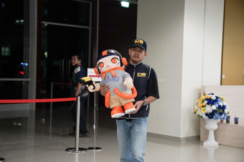 เจ้าหน้าที่ตำรวจสอบสวนกลาง (CIB) ตรวจยึดแบรนด์เนมหรูมากมาย บริเวณบ้านพักของ “บอสพอล”  ย่านรามอินทรา 