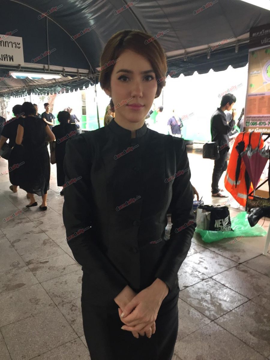 จิ๊บ จิตอาสา ละครเทิดพระเกียรติ ปลื้มใจ แต่งกายสุภาพ สักการะพระบรมศพ