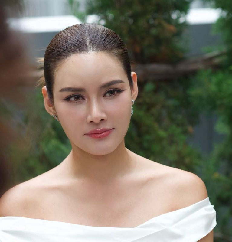 หญิง รฐา หญิง รฐา