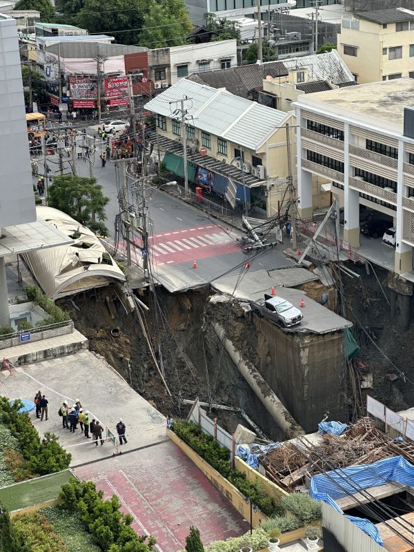 ผู้ว่าชัชชาติเผยสาเหตุถนนทรุดตัว หน้า รพ.วชิรพยาบาล ผู้ว่าชัชชาติเผยสาเหตุถนนทรุดตัว หน้า รพ.วชิรพยาบาล