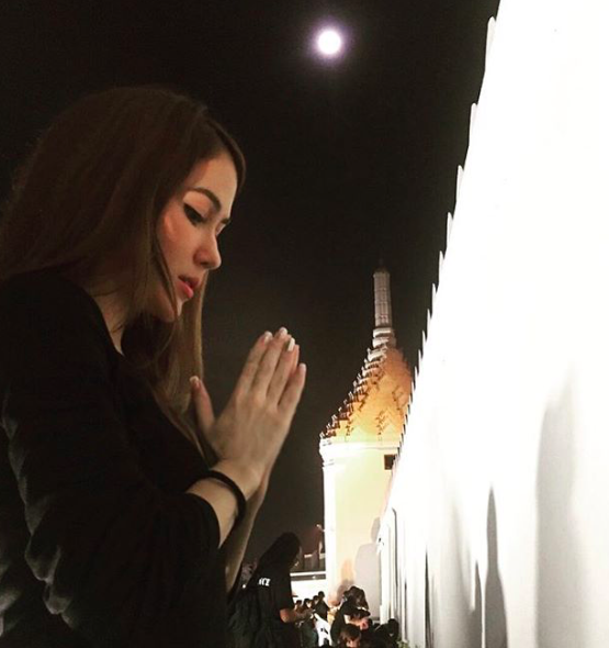 จิ๊บ จิตอาสา ละครเทิดพระเกียรติ ปลื้มใจ แต่งกายสุภาพ สักการะพระบรมศพ