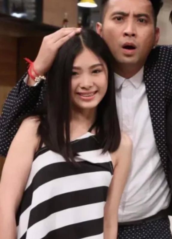 บอล เชิญยิ้ม