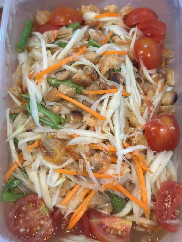 ได้รับพระราชทาน ลาบ ข้าวเหนียวไก่ ผักสด และส้มตำ จากฝีพระหัตถ์ สมเด็จพระกนิษฐาธิราชเจ้า