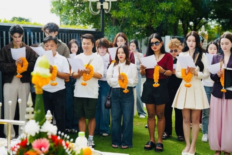 โยชิ เดียร์น่า โยชิ เดียร์น่า