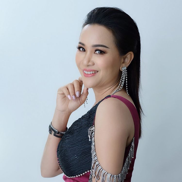 เอิร์น สุรัตน์ติกานต์ ดอกอ้อ ทุ่งทอง รัชนก ศรีโลพันธุ์ หญิงลี ศรีจุมพล นักร้องลูกทุ่ง แกรมมี่โกลด์