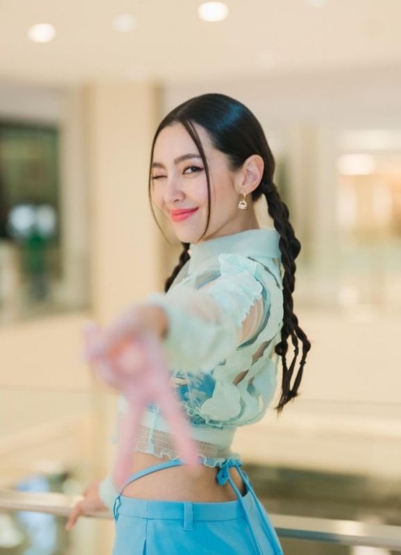 เบลล่า ลิซ่า อั้ม