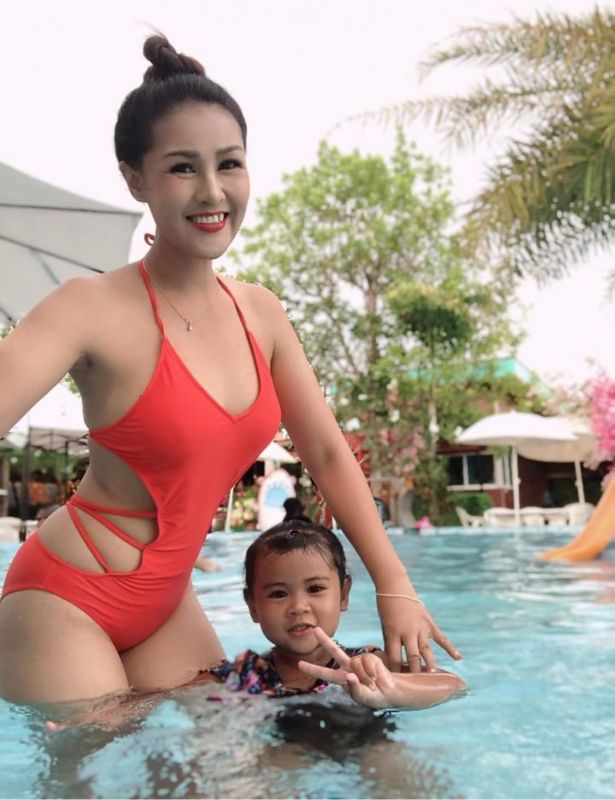 หญิงลี ศรีจุมพล