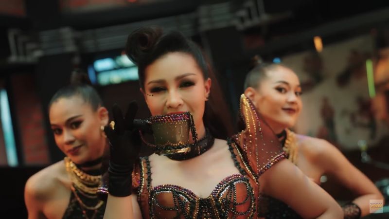 หญิงลี ศรีจุมพล