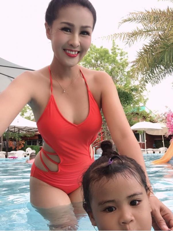 หญิงลี ศรีจุมพล